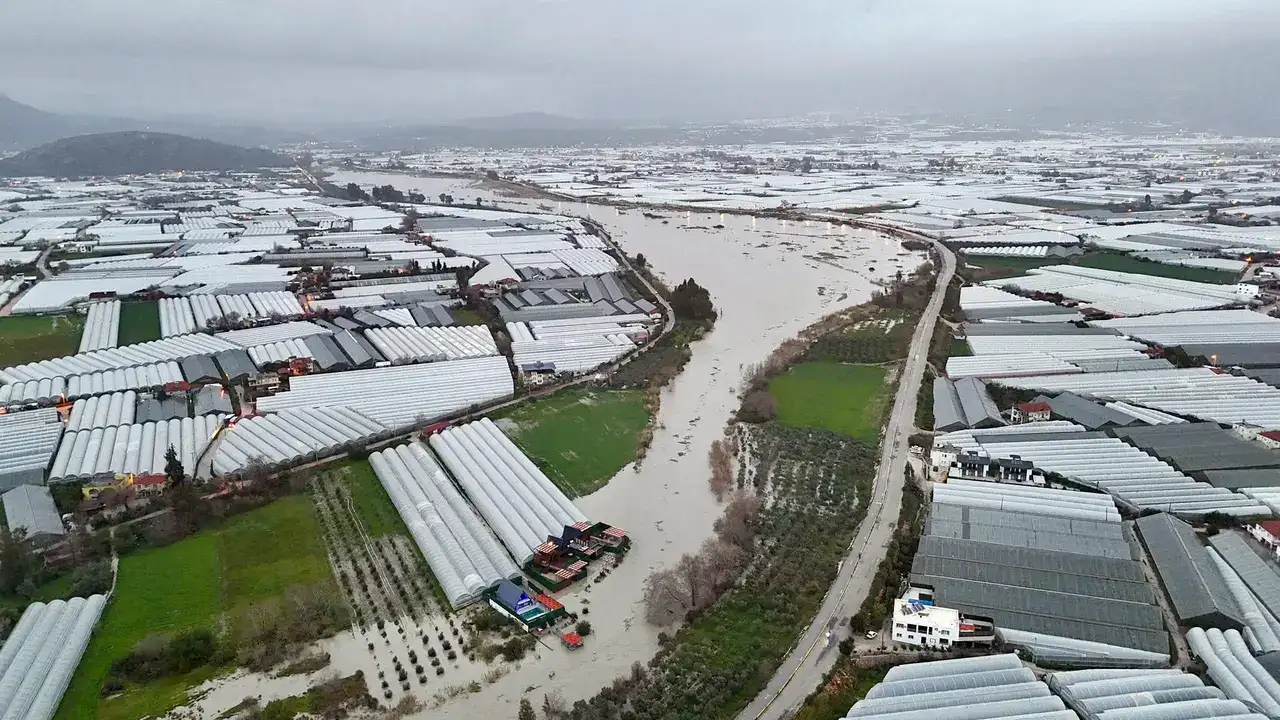 Antalya'da 40 Günlük Yağmur 4 Saatte Yağıyor! 1